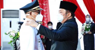 H. Herman Deru atas nama Presiden melantik pasangan Ir H. Heri Amalindo MM sebagai Bupati dan Drs Soemarjono sebagai Wakil Bupati Penukal Abab Lematang Ilir (PALI) bertempat di Griya Agung Palembang, Jumat (18/6) petang