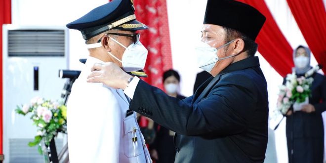 H. Herman Deru atas nama Presiden melantik pasangan Ir H. Heri Amalindo MM sebagai Bupati dan Drs Soemarjono sebagai Wakil Bupati Penukal Abab Lematang Ilir (PALI) bertempat di Griya Agung Palembang, Jumat (18/6) petang