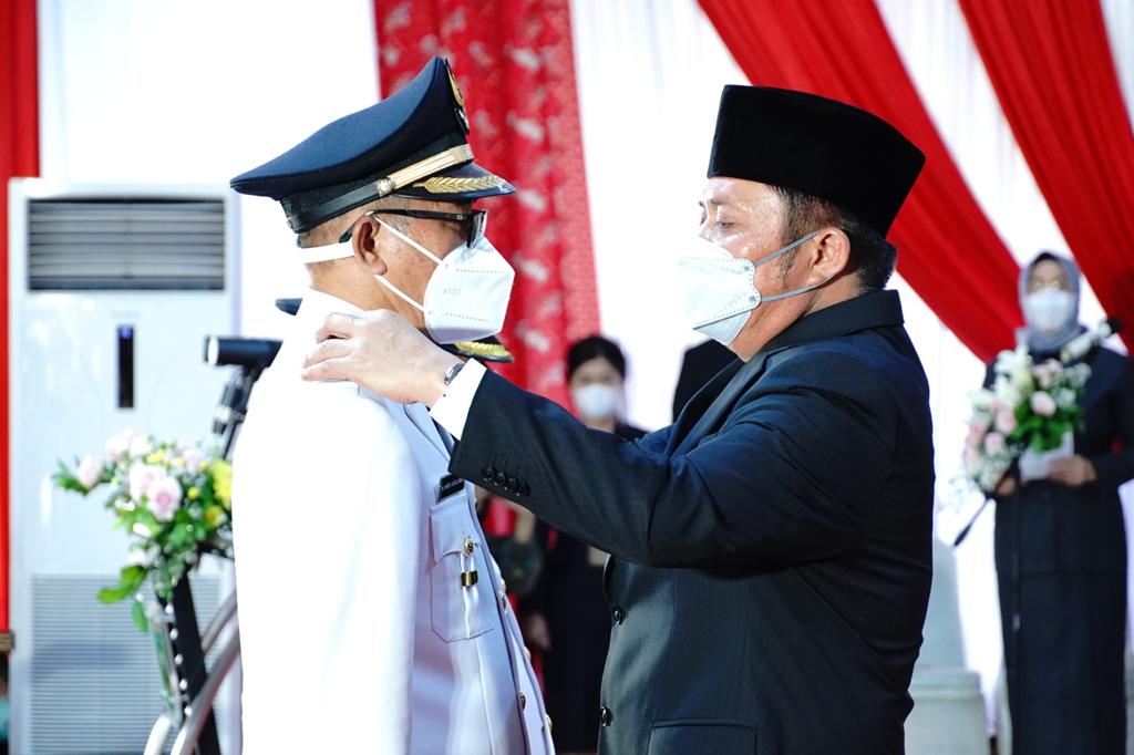 H. Herman Deru atas nama Presiden melantik pasangan Ir H. Heri Amalindo MM sebagai Bupati dan Drs Soemarjono sebagai Wakil Bupati Penukal Abab Lematang Ilir (PALI) bertempat di Griya Agung Palembang, Jumat (18/6) petang