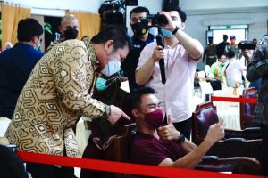 H Herman Deru melakukan peninjauan vaksinasi Covid-19 yang digelar Polda Sumsel di Gedung Ogan Pertamina
