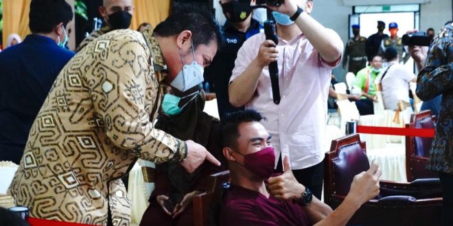 H Herman Deru melakukan peninjauan vaksinasi Covid-19 yang digelar Polda Sumsel di Gedung Ogan Pertamina
