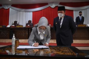 Ketua DPRD Sumsel dan Gubernur Sumsel melakukan penandatanganan bersama atas Rekomendasi DPRD Sumsel kepada Gubernur Sumsel terhadap LKPJ Gubernur Sumsel Tahun Anggaran 2020. (foto : Humas DPRD Sumsel)