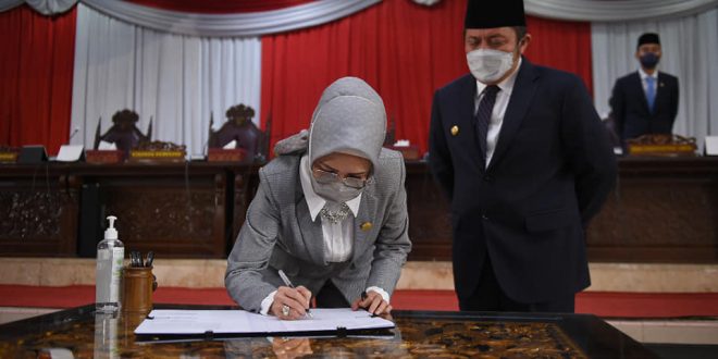 Ketua DPRD Sumsel dan Gubernur Sumsel melakukan penandatanganan bersama atas Rekomendasi DPRD Sumsel kepada Gubernur Sumsel terhadap LKPJ Gubernur Sumsel Tahun Anggaran 2020. (foto : Humas DPRD Sumsel)