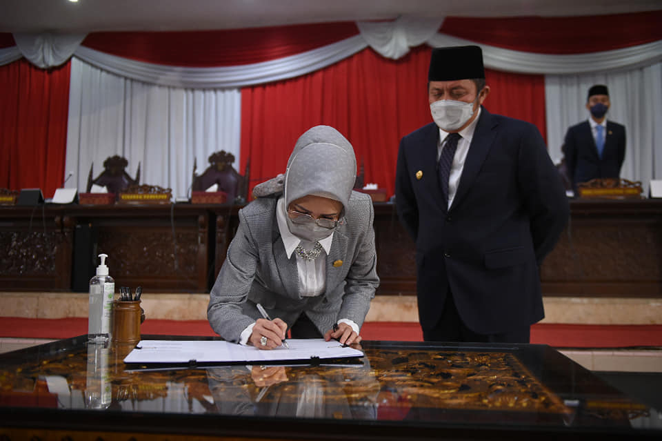 Ketua DPRD Sumsel dan Gubernur Sumsel melakukan penandatanganan bersama atas Rekomendasi DPRD Sumsel kepada Gubernur Sumsel terhadap LKPJ Gubernur Sumsel Tahun Anggaran 2020. (foto : Humas DPRD Sumsel)