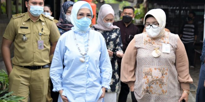 Ketua DPRD Provinsi Sumatera Selatan, Hj. R.A. Anita Noeringhati, SH., MH., mengunjungi Bank Sumsel Babel Cabang Indralaya dalam rangka monitoring dan mendapatkan informasi pelaksanaan program Kredit Usaha Rakyat (KUR) di kabupaten Ogan Ilir, Selasa (15/6).