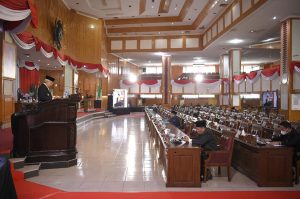 Wakil Gubernur Sumsel, Mawardi Yahya, menghadiri Rapat Paripurna XXXI Tahun 2021 tentang Pertanggungjawaban Pelaksanaan Anggaran Pendapatan dan Belanja Daerah (APBD) Sumsel Tahun Anggaran 2020 di Gedung DPRD Sumsel, pada hari Senin tanggal 21 Juni 2021.