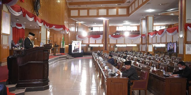 Wakil Gubernur Sumsel, Mawardi Yahya, menghadiri Rapat Paripurna XXXI Tahun 2021 tentang Pertanggungjawaban Pelaksanaan Anggaran Pendapatan dan Belanja Daerah (APBD) Sumsel Tahun Anggaran 2020 di Gedung DPRD Sumsel, pada hari Senin tanggal 21 Juni 2021.