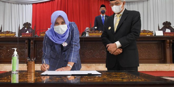 Wakil Ketua DPRD Sumsel, Kartika Sandra Desi, menandatangani Hasil Reses Tahap I DPRD Sumsel di Gedung DPRD Sumsel pada hari Rabu tanggal 31 Maret 2021. (foto : Humas DPRD Sumsel)