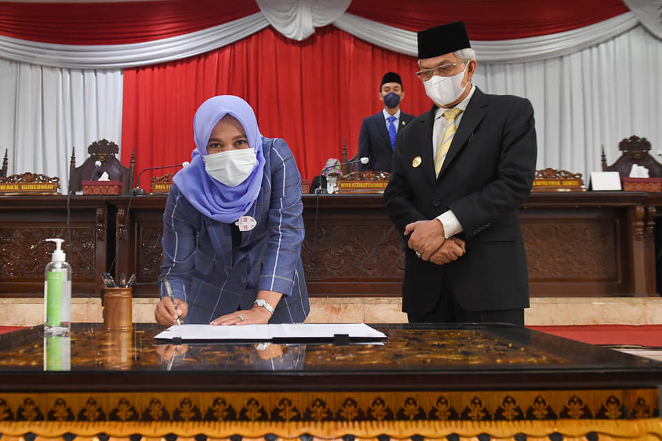 Wakil Ketua DPRD Sumsel, Kartika Sandra Desi, menandatangani Hasil Reses Tahap I DPRD Sumsel di Gedung DPRD Sumsel pada hari Rabu tanggal 31 Maret 2021. (foto : Humas DPRD Sumsel)