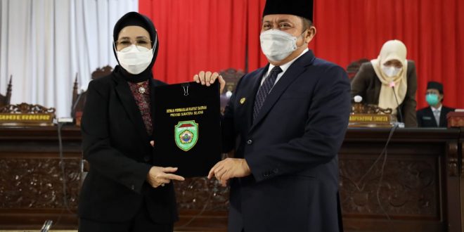 Gubernur Sumsel, H Herman Deru menghadiri Rapat Paripurna ke 31 dengan agenda penyampaian laporan hasil pembahasan dan penelitian komisi-komisi terkait Raperda Pertanggungjawaban Pelaksanaan APBD Tahun Anggaran (TA) 2020 yang digelar  di ruang Rapat Paripurna DPRD Sumsel, Senin (12/7/21)