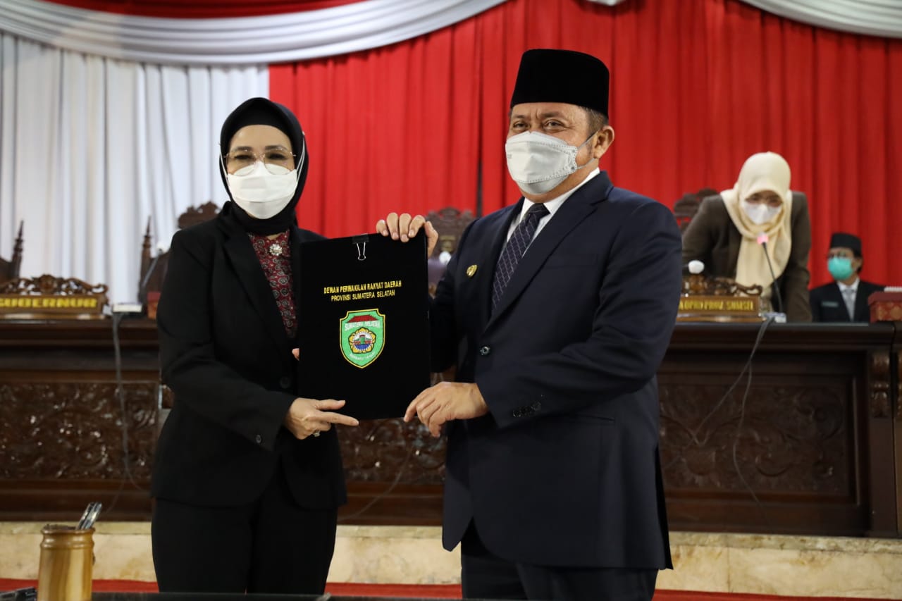 Gubernur Sumsel, H Herman Deru menghadiri Rapat Paripurna ke 31 dengan agenda penyampaian laporan hasil pembahasan dan penelitian komisi-komisi terkait Raperda Pertanggungjawaban Pelaksanaan APBD Tahun Anggaran (TA) 2020 yang digelar  di ruang Rapat Paripurna DPRD Sumsel, Senin (12/7/21)