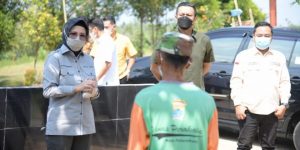 Ketua DPRD Sumsel, Anita Noeringhati, membagikan sembako kepada Petugas Pemakaman di TPU Gandus