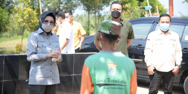 Ketua DPRD Sumsel, Anita Noeringhati, membagikan sembako kepada Petugas Pemakaman di TPU Gandus