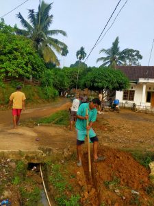 Kades Sungai Dua Bersama Warga Gotong Royong Gali Saluran Air Bersih