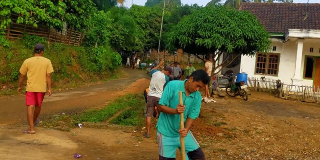 Kades Sungai Dua Bersama Warga Gotong Royong Gali Saluran Air Bersih