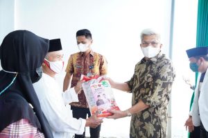Ustad-ustadzah di Palembang, Sabtu (14/8) siang bergembira setelah menerima bantuan beras dari Gubernur Sumsel.