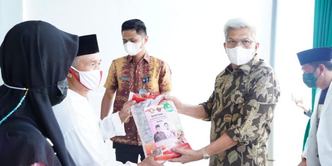 Ustad-ustadzah di Palembang, Sabtu (14/8) siang bergembira setelah menerima bantuan beras dari Gubernur Sumsel.