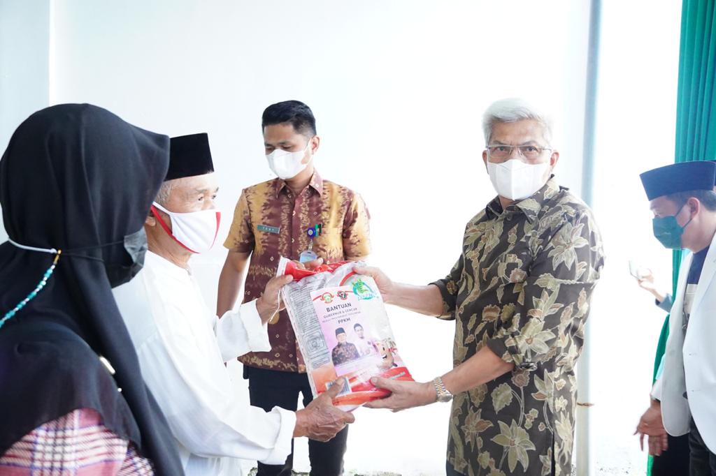 Ustad-ustadzah di Palembang, Sabtu (14/8) siang bergembira setelah menerima bantuan beras dari Gubernur Sumsel.