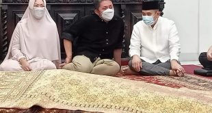Suasana Griya Agung, Jumat (19/8/2021) malam tampak pelayat menyambut kedatangan jenazah Percha Leanpuri yang merupakan putri sulung Gubernur Sumsel Herman Deru
