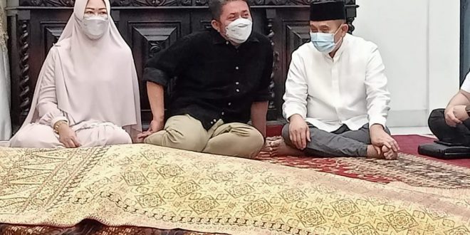 Suasana Griya Agung, Jumat (19/8/2021) malam tampak pelayat menyambut kedatangan jenazah Percha Leanpuri yang merupakan putri sulung Gubernur Sumsel Herman Deru