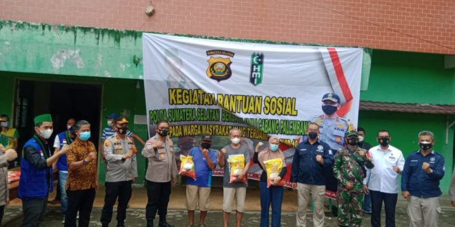 Collab Bareng Polda Sumsel, HMI Cabang Palembang Bagikan Beras Kepada Masyarakat