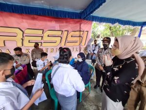 Ketua DPRD Sumsel, Hj RA Anita Noeringhati SH MH mengunjungi SMAN 1 Kayuagung, Kamis (19/8)