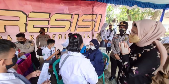Ketua DPRD Sumsel, Hj RA Anita Noeringhati SH MH mengunjungi SMAN 1 Kayuagung, Kamis (19/8)