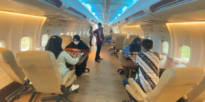 Suasana Latih Tanding Atlet Catur Sumsel melawan Atlet Catur Lampung di Restoran Rumah Kayu Jalan Arif Rahman Hakim, Bandar Lampung. (foto : Humas KONI Sumsel)
