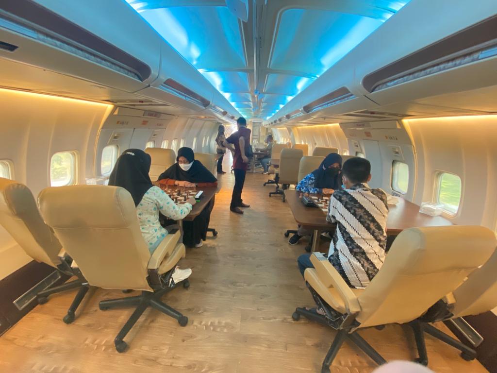 Suasana Latih Tanding Atlet Catur Sumsel melawan Atlet Catur Lampung di Restoran Rumah Kayu Jalan Arif Rahman Hakim, Bandar Lampung. (foto : Humas KONI Sumsel)