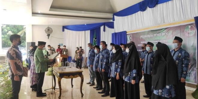 Ketua Majelis Wilayah (MW) Korps Alumni HMI (KAHMI) Provinsi Sumatera Selatan, H. Joncik Muhammad, melantik kepengurusan MD KAHMI Kabupaten Ogan Komering Ulu (OKU) di Rumah Dinas Bupati OKU. (foto : inilahsumsel.com/mil)