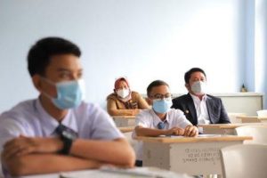 Gubernur Sumatera Selatan (Sumsel) H Herman Deru meninjau pelaksanaan Pembelajaran Tatap Muka (PTM) di beberapa sekolah yang ada di Kota Palembang, Senin (30/8)