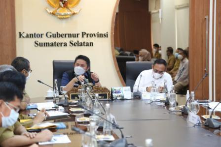 Gubernur Sumsel H Herman Deru meminta agar Komisi IV dan Komisi V DPR RI tak hentinya mendorong keberlangsungan berbagai program kerja khususnya sektor pembangunan infrastruktur yang ada di Sumsel.