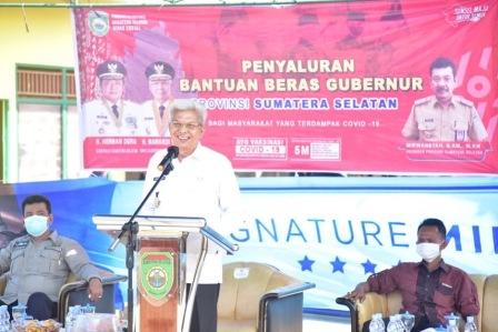 Sejumlah warga di perumahan Bumi Mas Indah, Kelurahan Tanah Mas KM 14, Kabupaten Banyuasin yang terdampak Covid 19 akhirnya bisa tersenyum sumringah, setelah mendapatkan beras bantuan dari Gubernur pada Kamis (12/8) pagi.