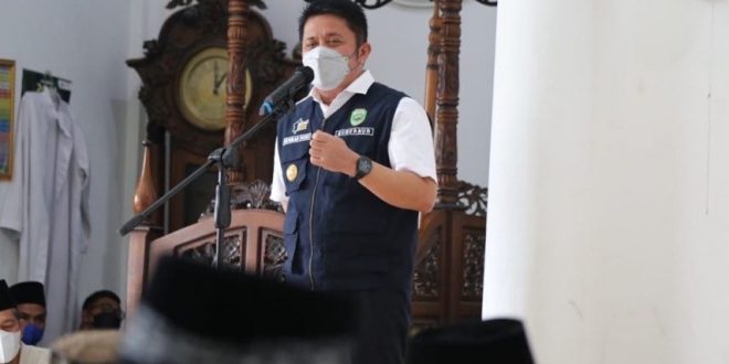 Gubernur Sumsel, Herman Deru, saat menyampaikan sambutan pada kegiatan Safari Jum'at di Masjid Baiturrahman, Jalan Alamsyah Ratu Prawiranegara Lorong Bukit Baru Kota Palembang, pada hari Jum'at tanggal 27 Agustus 2021. (foto : Humas Pemprov Sumsel)