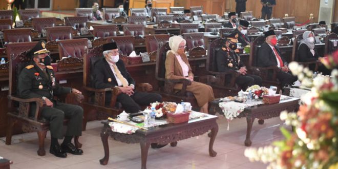 Ketua DPRD Sumsel, Hj. Anita Noeringhati, S.H., M.H., bersama Wakil Gubernur Sumsel, Mawardi Yahya, mendengarkan pidato kenegaraan dari Presiden Republik Indonesia. (foto : Humas DPRD Sumsel)