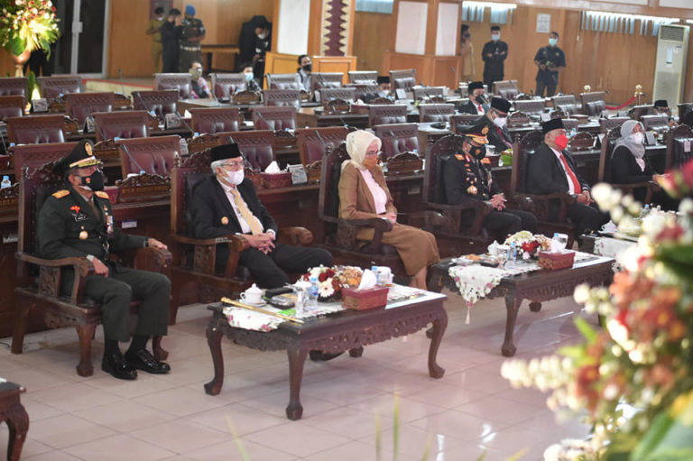 Ketua DPRD Sumsel, Hj. Anita Noeringhati, S.H., M.H., bersama Wakil Gubernur Sumsel, Mawardi Yahya, mendengarkan pidato kenegaraan dari Presiden Republik Indonesia. (foto : Humas DPRD Sumsel)