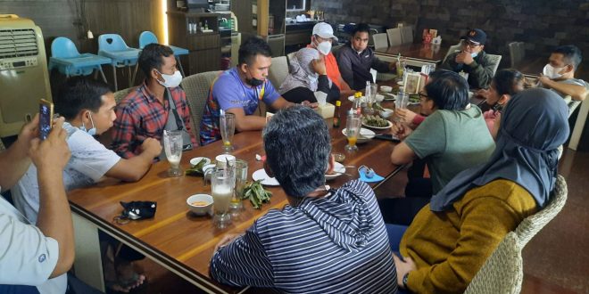 Pelatih Anggar Sumsel, Rully Maulidhani, bersama belasan pelatih lainnya bertemu dengan Ketua Pelatda PON XX Papua, Suparman Romans, pada hari Selasa tanggal 17 Agustus 2021.