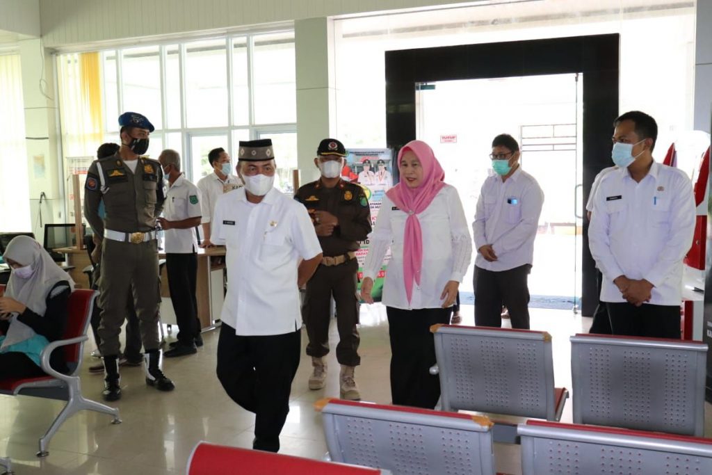 Pastikan Pegawai Tidak Bolos, Sekda Apriyadi Keliling Kantor Dinas