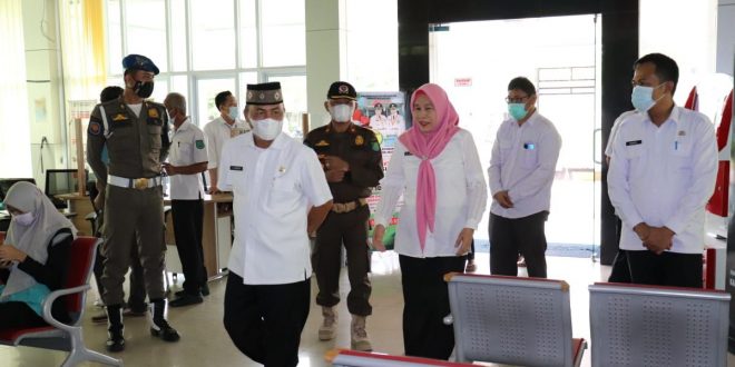 Pastikan Pegawai Tidak Bolos, Sekda Apriyadi Keliling Kantor Dinas