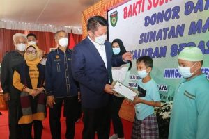 Gubernur Sumsel H. Herman Deru sambutan dalam kegiatan baksos yang digelar IKB Manku, di Jalan Panjaitan Plaju Palembang, Minggu (26/9/21). (Foto : Humas Prov. Sumsel)