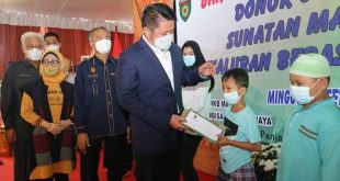 Gubernur Sumsel H. Herman Deru sambutan dalam kegiatan baksos yang digelar IKB Manku, di Jalan Panjaitan Plaju Palembang, Minggu (26/9/21). (Foto : Humas Prov. Sumsel)