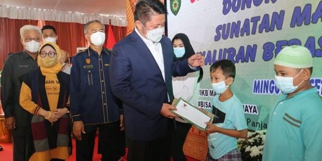 Gubernur Sumsel H. Herman Deru sambutan dalam kegiatan baksos yang digelar IKB Manku, di Jalan Panjaitan Plaju Palembang, Minggu (26/9/21). (Foto : Humas Prov. Sumsel)