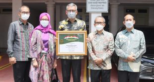 Wapres RI didampingi Mentan RI, menyerahkan penghargaan Abdi Bakti Tani 2021 tersebut kepada Gubernur Sumsel, H. Herman Deru yang diwakili Pj Sekda Sumsel H. S.A Supriono, bertempat di Istana Wakil Presiden di Jakarta, Senin(13/09)