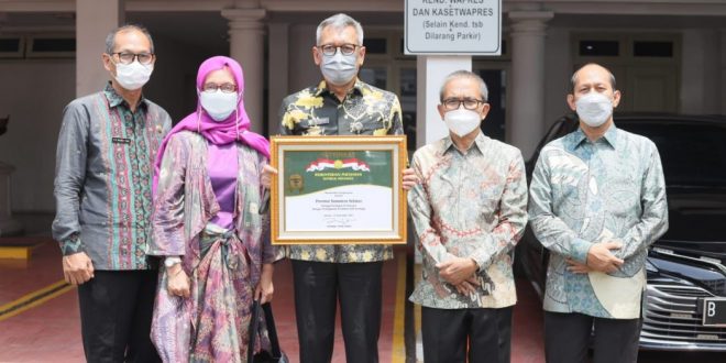Wapres RI didampingi Mentan RI, menyerahkan penghargaan Abdi Bakti Tani 2021 tersebut kepada Gubernur Sumsel, H. Herman Deru yang diwakili Pj Sekda Sumsel H. S.A Supriono, bertempat di Istana Wakil Presiden di Jakarta, Senin(13/09)