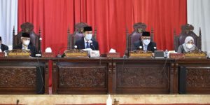 Pimpinan Rapat Paripurna XXXV Tahun 2021 DPRD Sumsel dengan agenda Penyampaian Laporan Hasil Kegiatan Pelaksanaan Reses Tahap II bagi Pimpinan dan Anggota DPRD Sumsel. (foto : Humas DPRD Sumsel)