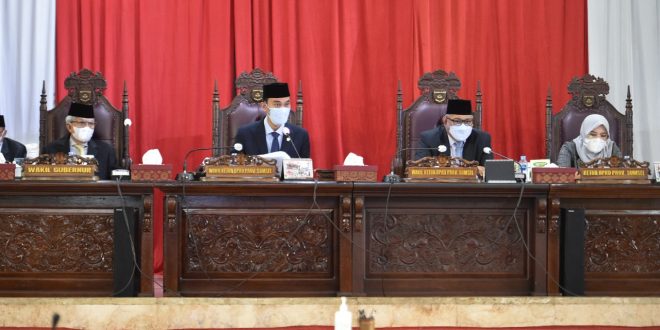 Pimpinan Rapat Paripurna XXXV Tahun 2021 DPRD Sumsel dengan agenda Penyampaian Laporan Hasil Kegiatan Pelaksanaan Reses Tahap II bagi Pimpinan dan Anggota DPRD Sumsel. (foto : Humas DPRD Sumsel)