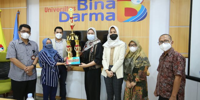 Rektor Universitas Bina Darma, Dr. Sunda Ariana, M.Pd., M.M., (masker hitam) bersama pemenang Business Plan Competition yang digelar oleh Universitas Bina Darma. (foto : Humas Bina Darma)