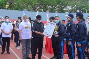 Wakil Rektor III Universitas Bina Darma, Hendri Zainuddin, menerima penghargaan dari Gubernur Sumsel, Herman Deru, sebagai Pembina Olahraga Berprestasi dan Berdedikasi dalam acara Peringatan Hari Olahraga Nasional (HAORNAS) XXXVII di Stadion Bumi Sriwijaya pada hari Kamis tanggal 9 September 2021. (foto : Humas Universitas Bina Darma)
