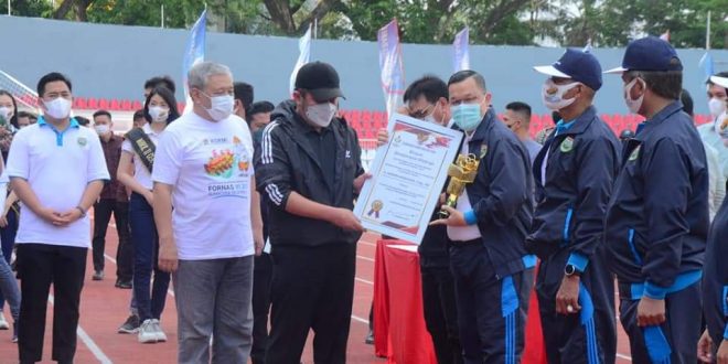 Wakil Rektor III Universitas Bina Darma, Hendri Zainuddin, menerima penghargaan dari Gubernur Sumsel, Herman Deru, sebagai Pembina Olahraga Berprestasi dan Berdedikasi dalam acara Peringatan Hari Olahraga Nasional (HAORNAS) XXXVII di Stadion Bumi Sriwijaya pada hari Kamis tanggal 9 September 2021. (foto : Humas Universitas Bina Darma)