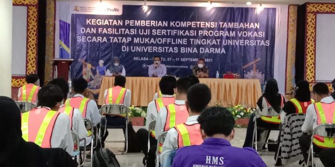 Program Studi Teknik Sipil yang bekerja sama dengan Balai Jasa Konstruksi Wilayah II Palembang Kementerian Pekerjaan Umum dan Perumahan Rakyat (PUPR) dalam hal melaksanakan Uji Sertifikasi Program Vokasi bidang Konstruksi pada 7-11 September di Aula Universitas Bina Darma. (foto : Humas Universitas Bina Darma)